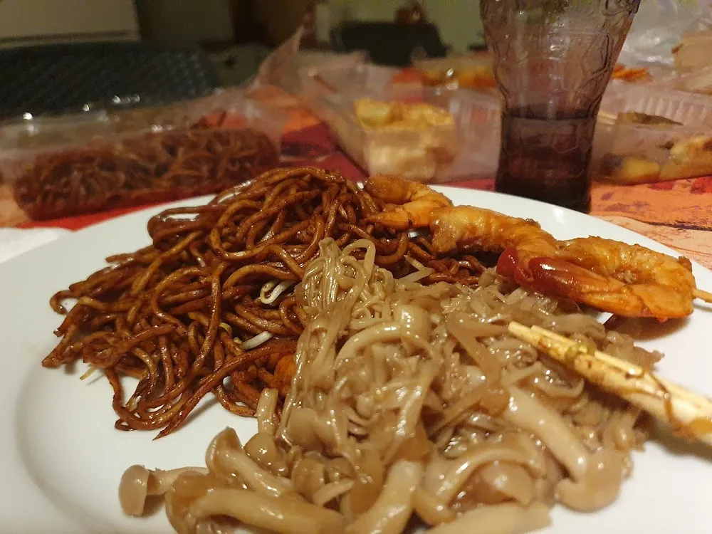 Nouilles Sautées Shiitaké Cuisiné Brochette Crevettes Saté